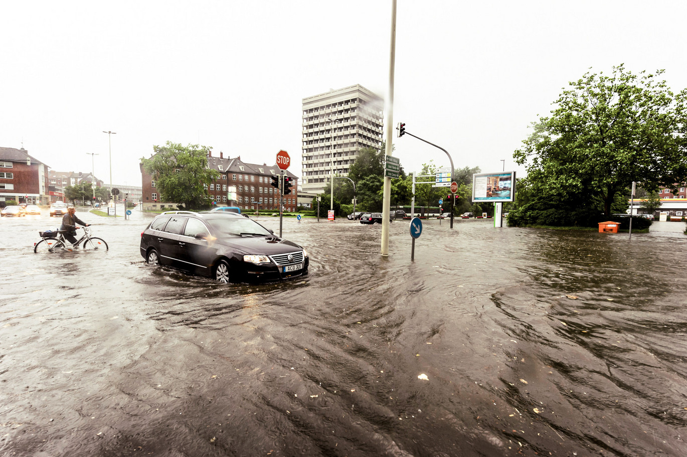 Overstroming in de stad en de daardoor verzadigde riolering