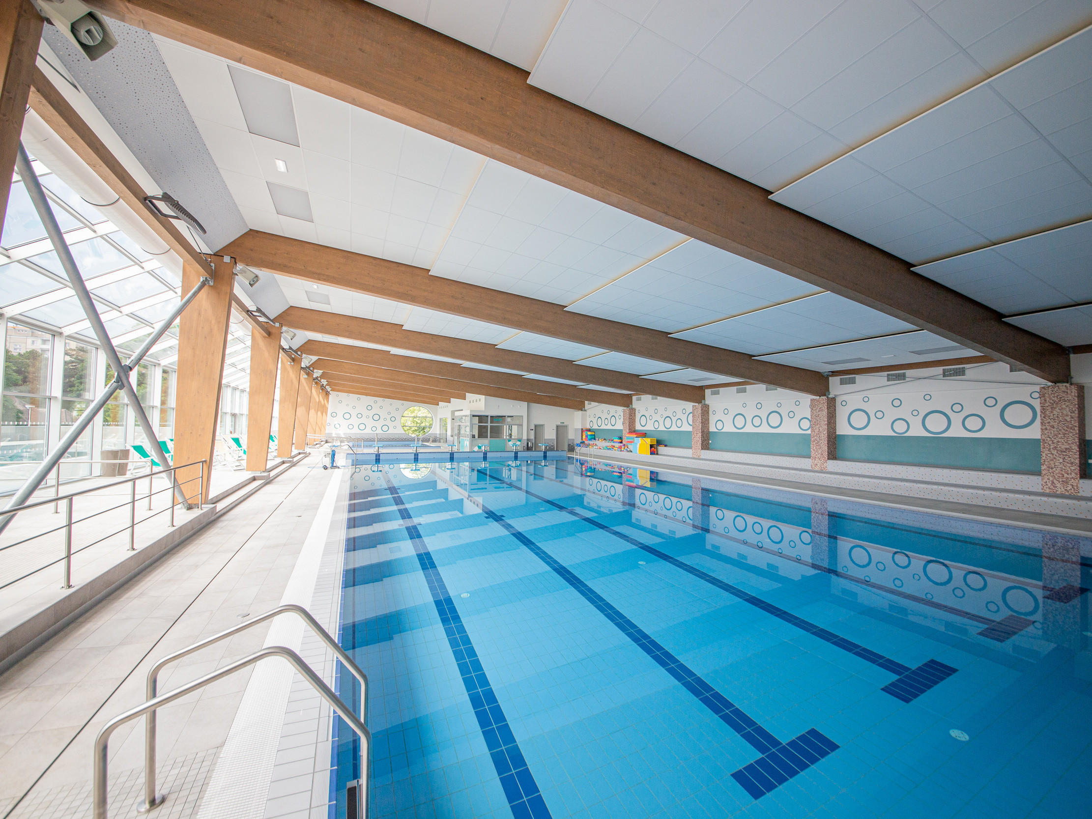 Le caniveau à fente fin et esthétique garantit un drainage rapide