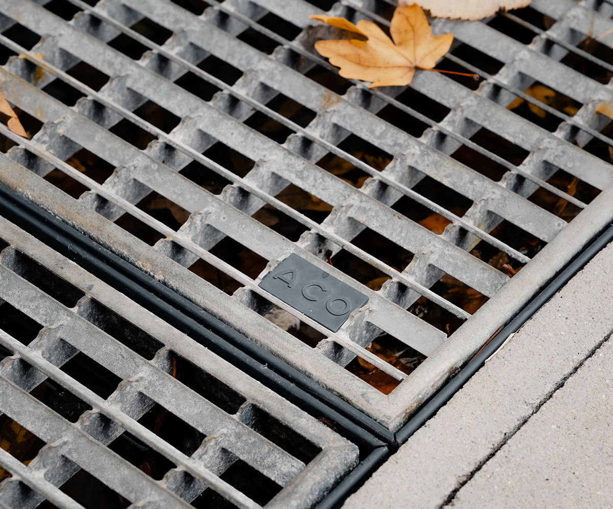 Het antislip v-rooster zorgt dat alle vuil afkomstig van kinderschoentjes achterblijft in de onderliggende bak