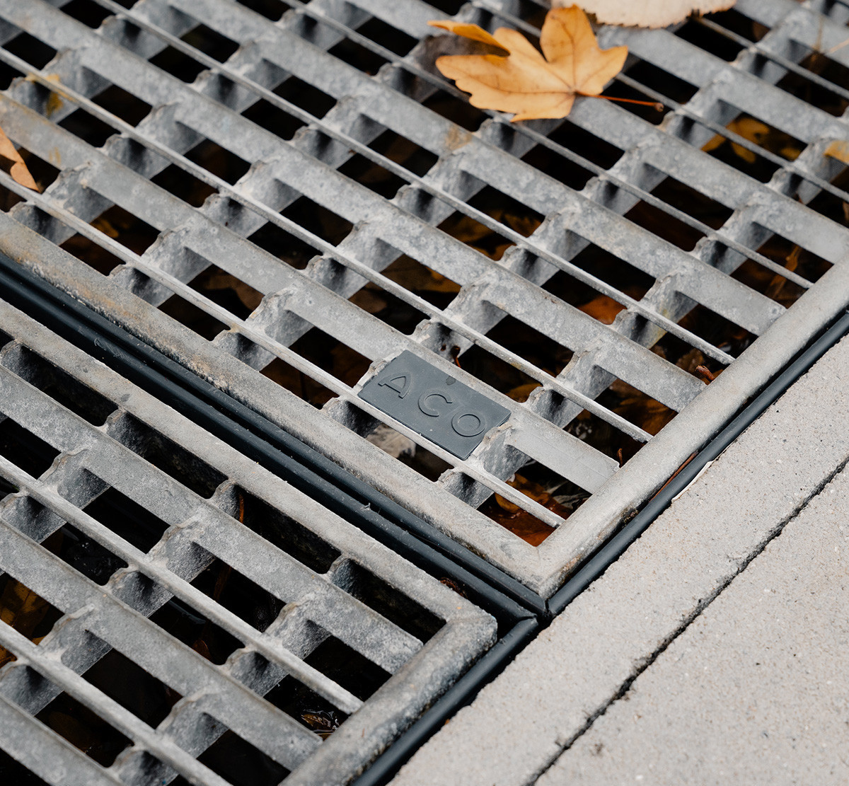 Grâce au CleanBox et à ses grilles en V en acier galvanisé, la majorité des saletés présentes sur les chaussures sont retenues avant même que les enfants n'entrent dans l’école.