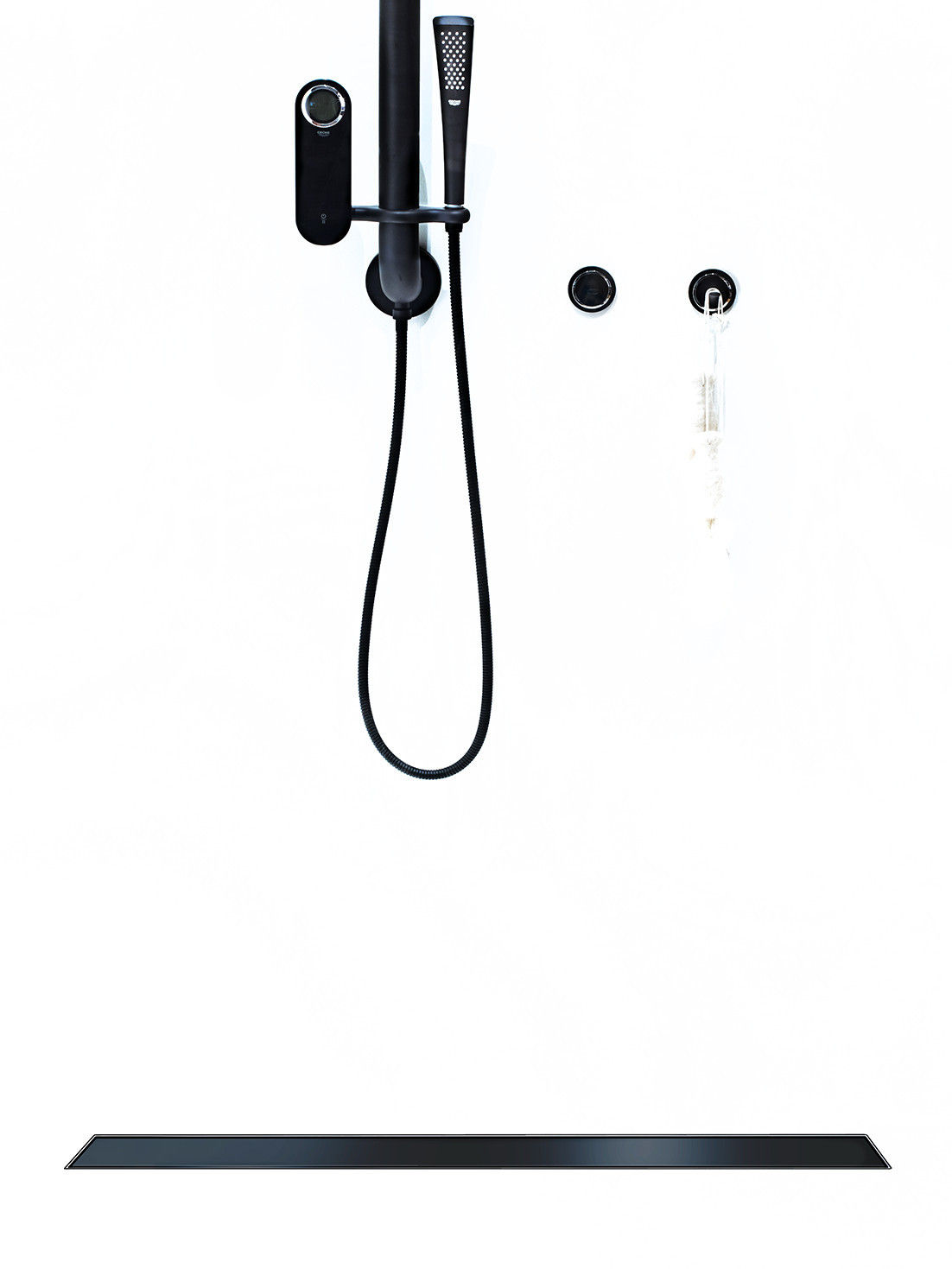 Douche de plain-pied minimaliste ACO avec robinetterie noire