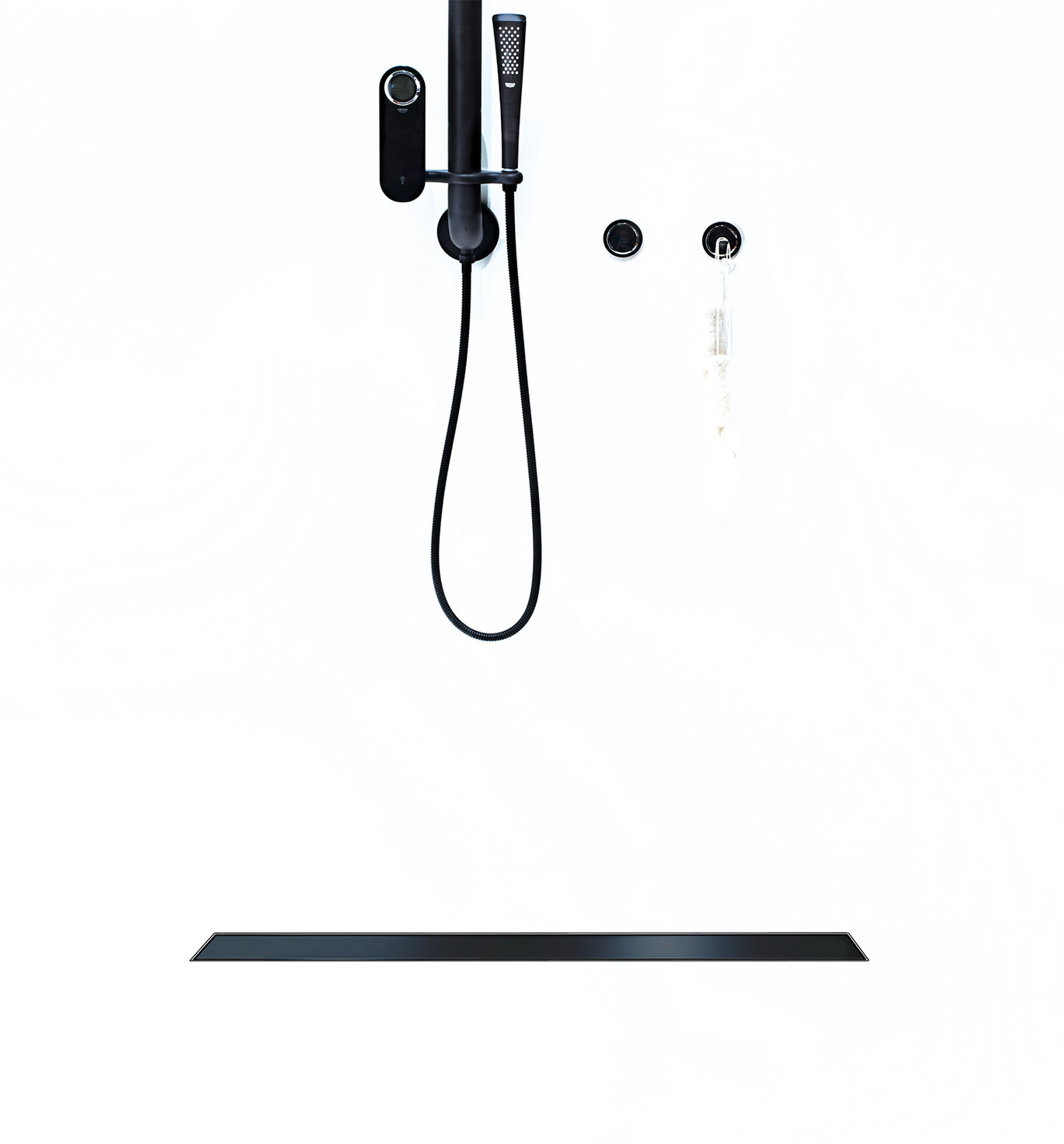 Douche de plain-pied minimaliste ACO avec robinetterie noire