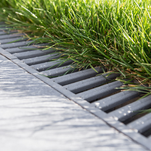 Comment poser un caniveau à grille dans votre jardin, votre allée ou sur votre terrasse ?