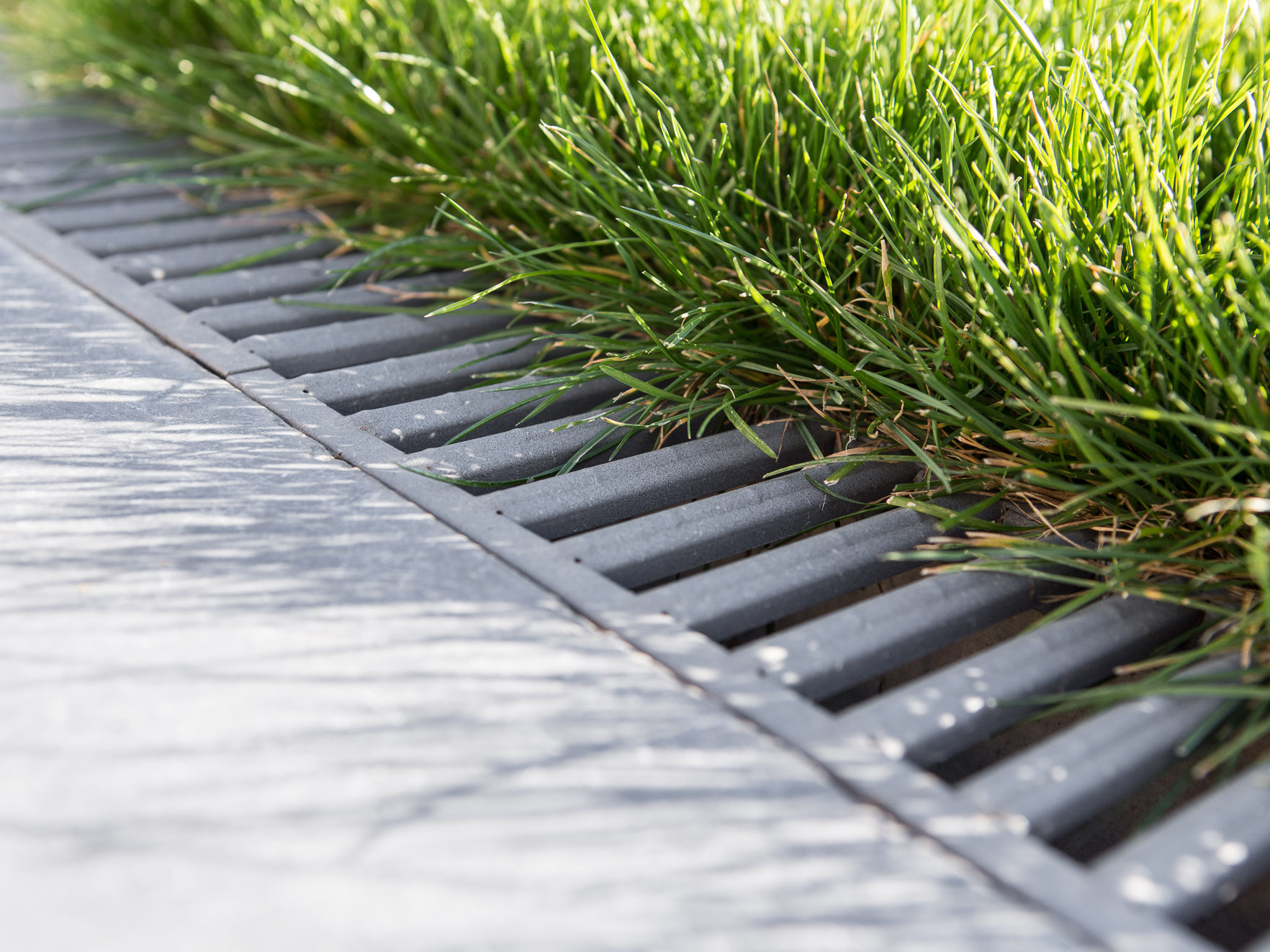 Comment poser un caniveau à grille dans votre jardin, votre allée ou sur votre terrasse ?