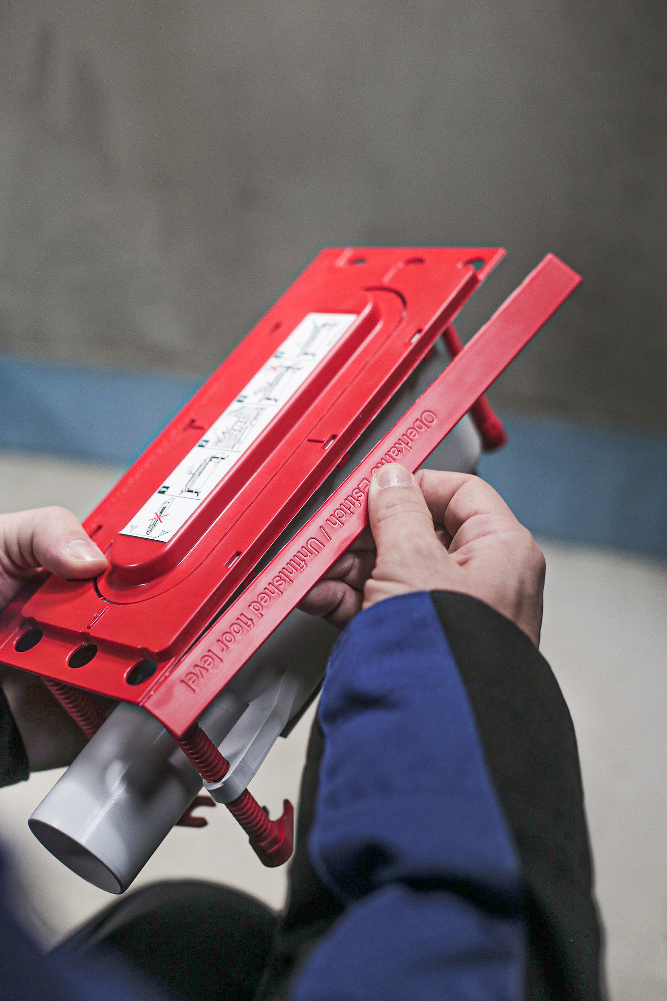 Installation du caniveau de douche contre le mur