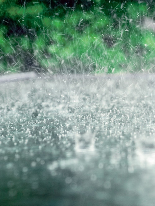 L'eau de pluie tombe sur la terrasse