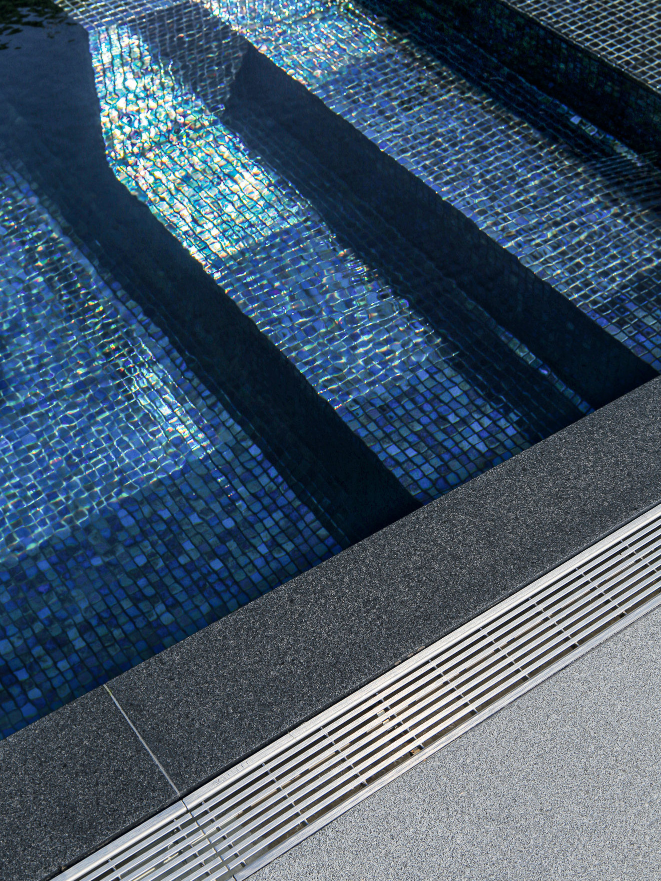 ACO caniveaux de drainage Euroline Inox avec grille passerelle longitudinale en inox