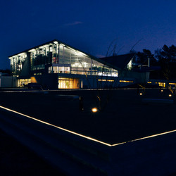 Les caniveaux de drainage du complexe sportif SportInGenk avec éclairage LED
