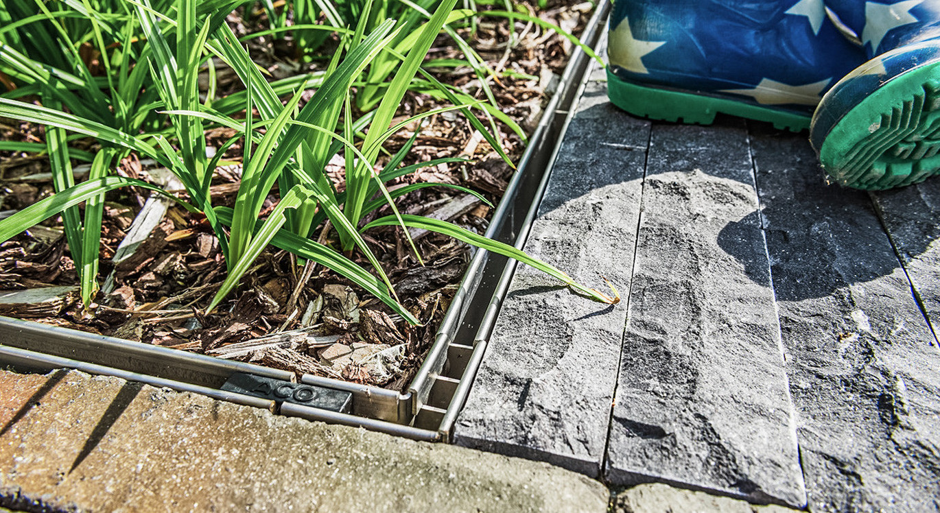 Caniveau de drainage dans une terrasse