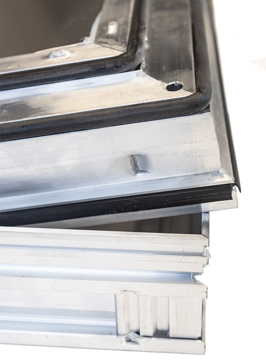 Les 3 joints du couvercle à carreler AluCover offrent une protection maximale contre l’infiltration d’eau et les mauvaises odeurs.