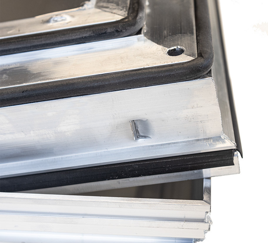 Les 3 joints du couvercle à carreler AluCover offrent une protection maximale contre l’infiltration d’eau et les mauvaises odeurs.