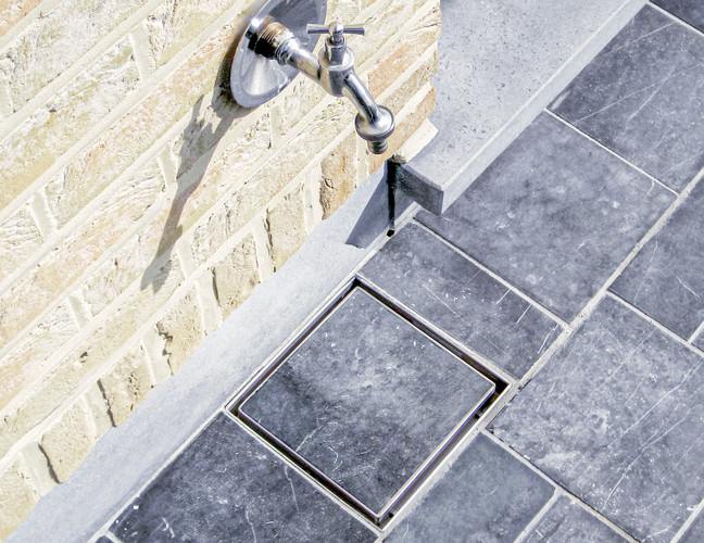 ACO Bluestone afvoerput voor natuursteen onder kraantje