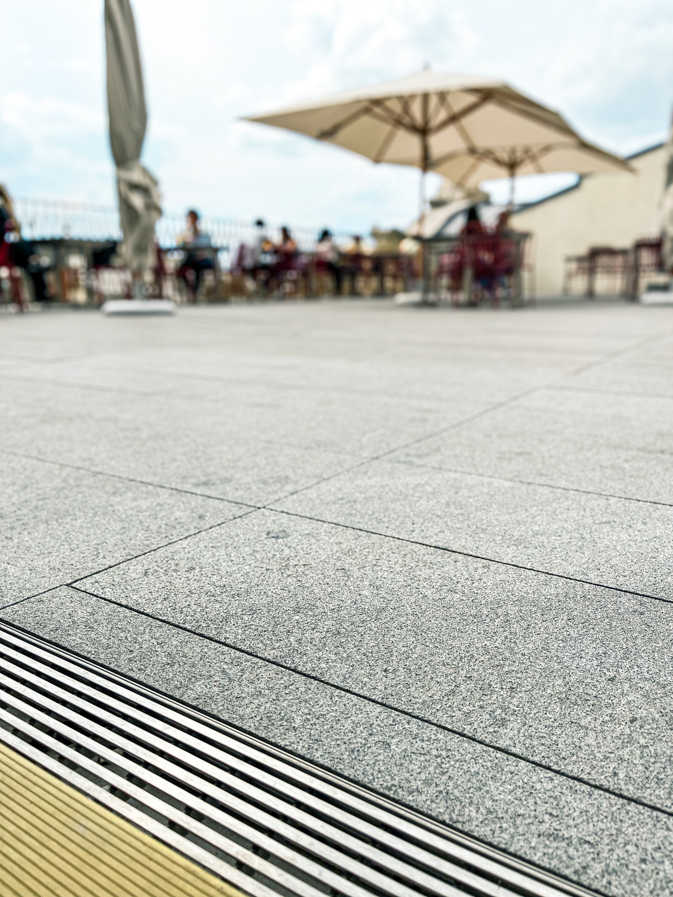 ACO Profiline afwatering tegen gevels op dakterras Skybar Brussel