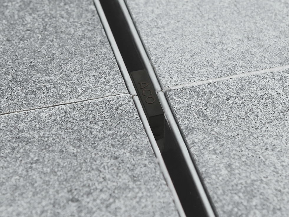 Les caniveaux à fente sont fins et discrets, mais pas pour autant moins facile à entretenir