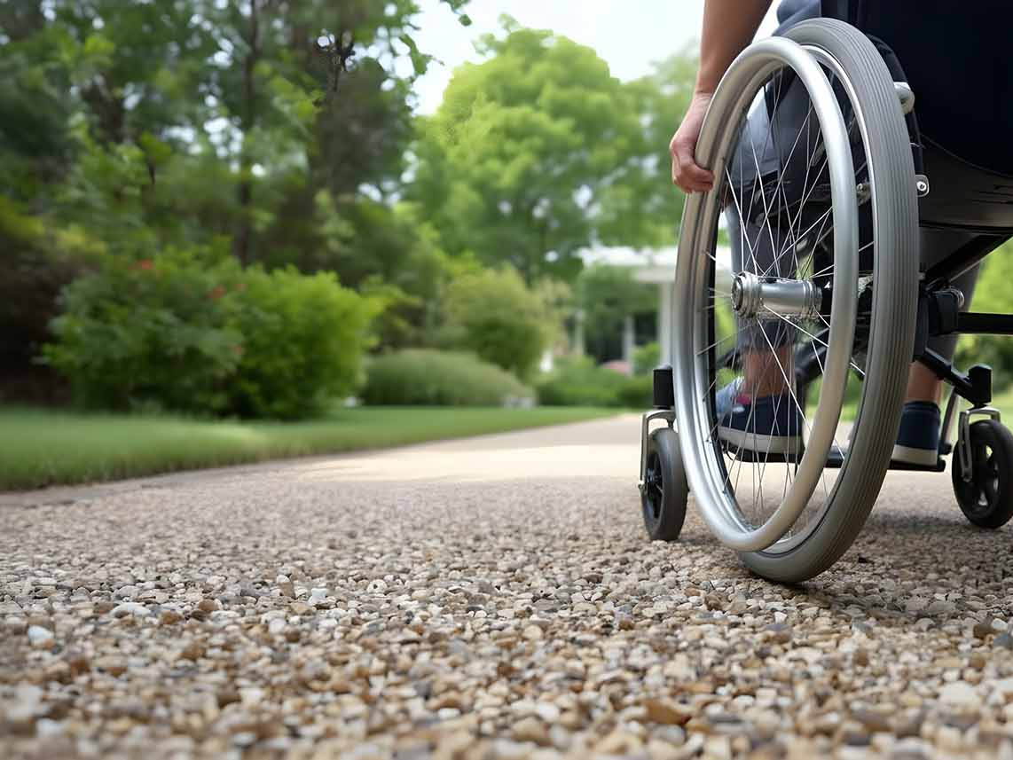 Rolstoel op oprit met grind