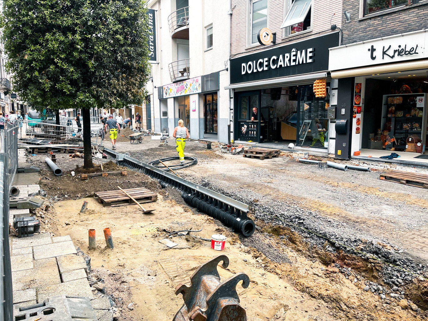 Om het regenwater optimaal te kunnen bufferen en afvoeren werd gekozen voor de Qmax bufferkanalen van ACO