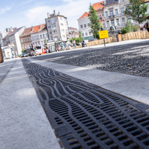 Caniveaux de drainage ACO Urban Design avec grille en fonte de conception propre