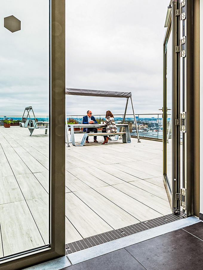 Profiline balkonafwatering tegen glasgevels in Tweed Brussel