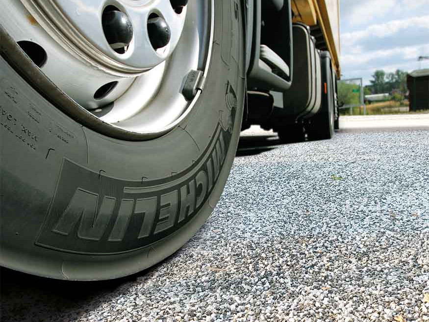 Pneu de camion sur tapis de gravier ACO Gravel Grid