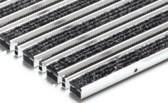 Voetmat met draagprofiel uit aluminium, uitvoering met reinigbare vilten strips in combinatie met borstelhaar, antraciet