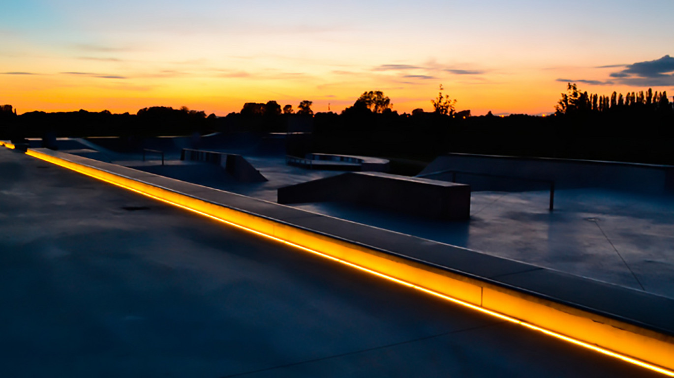 Afvoergoten met Led-verlichting voor het skatepark in Zwevezele