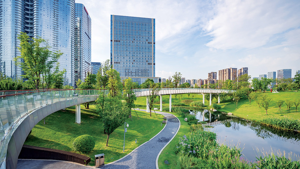 Regenwaterbeheer in een groene stad met bomen en planten tussen de gebouwen
