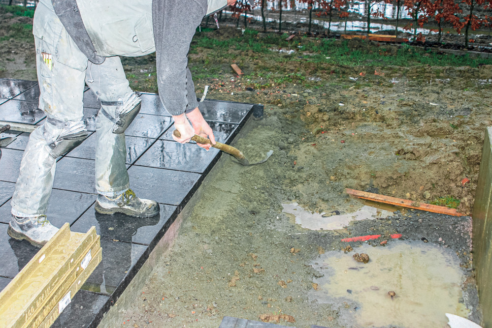 Excavation d'une tranche pour la pose d'un caniveau de drainage