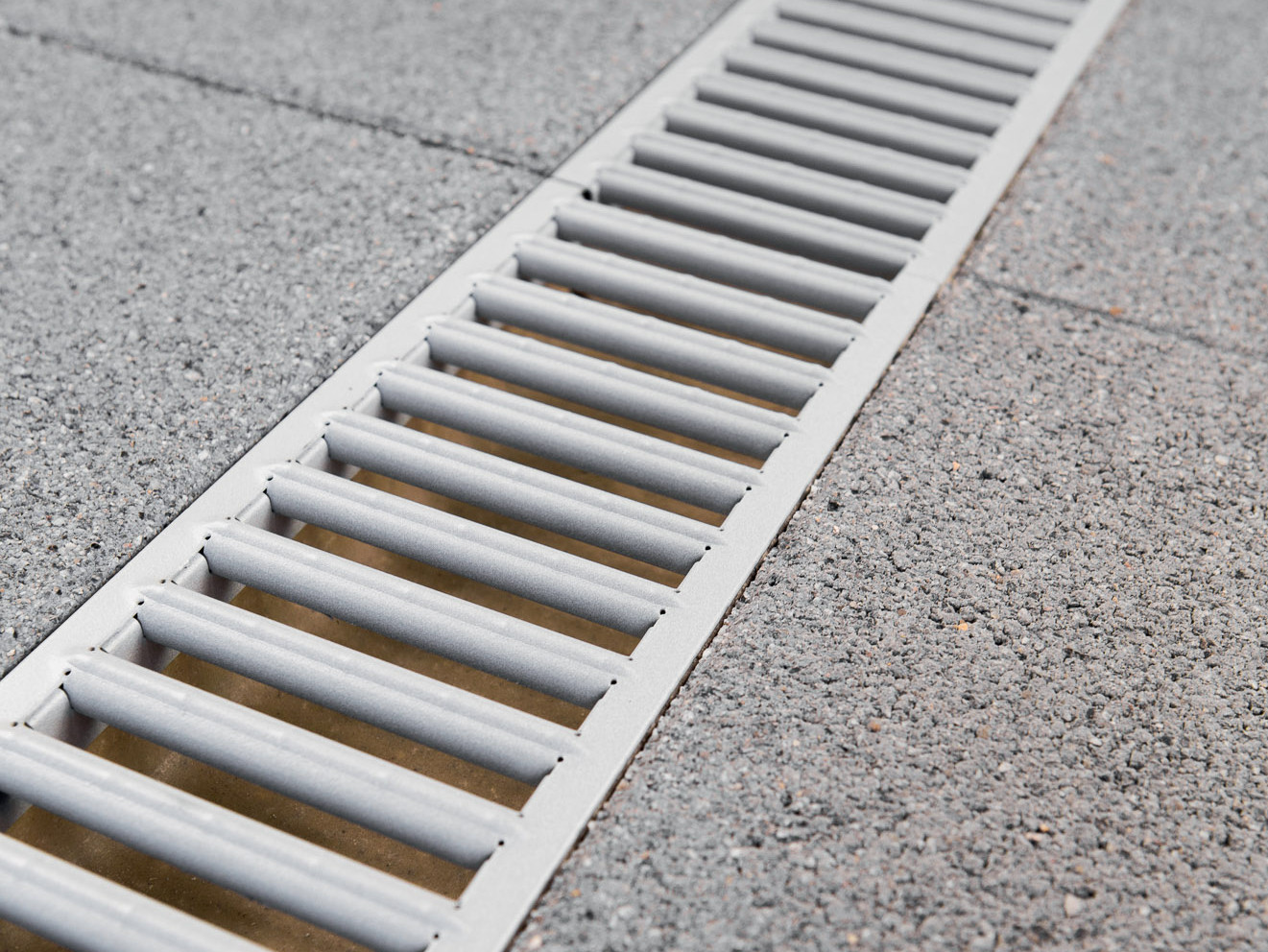 Caniveau de drainage ACO Euroline Natural Grey avec un grille revêtue d'un coating en poudre gris claire