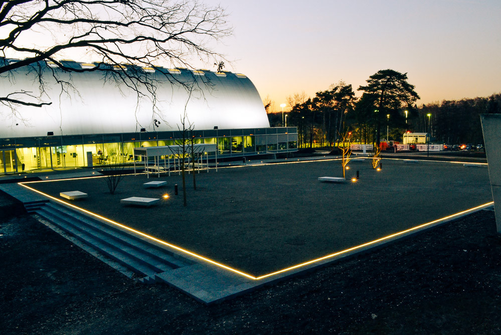 Les caniveaux de drainage du complexe sportif SportInGenk avec éclairage LED