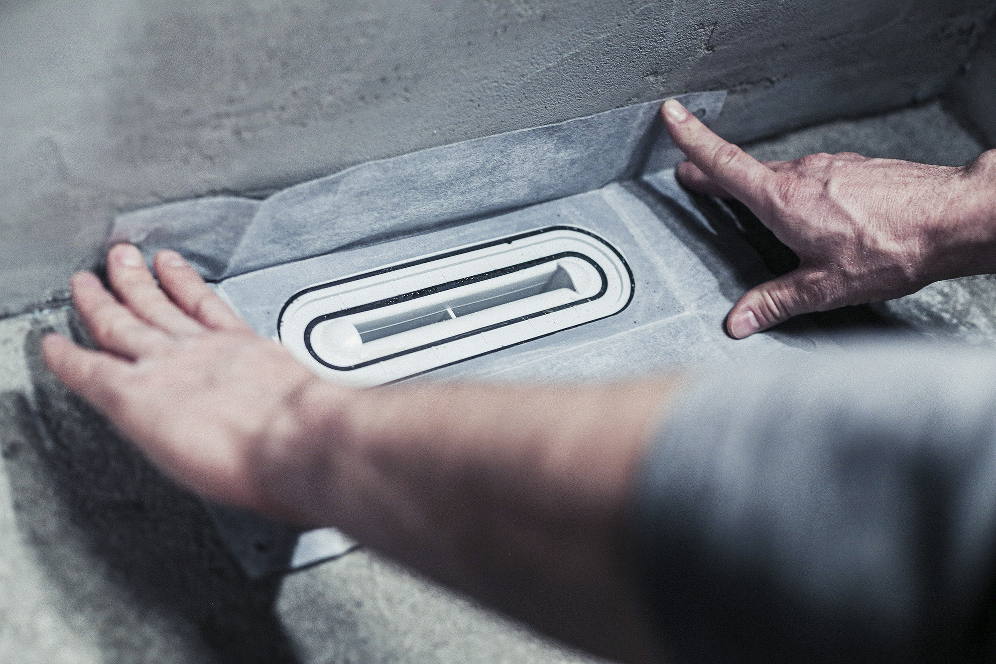 Hoe pak je de inbouw van een kaderloze douchegoot aan?