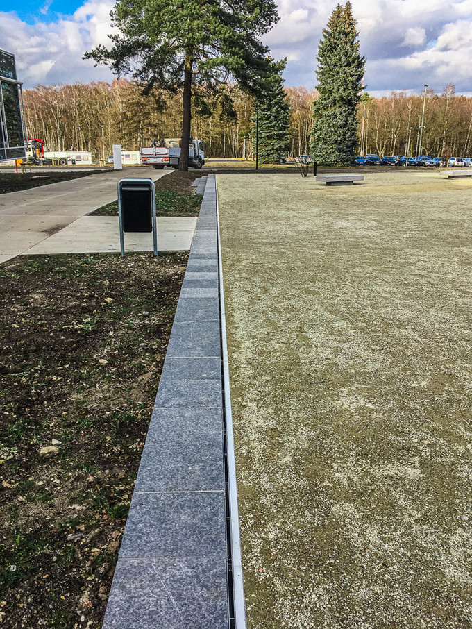 Les caniveaux de drainage du complexe sportif SportInGenk avec éclairage LED
