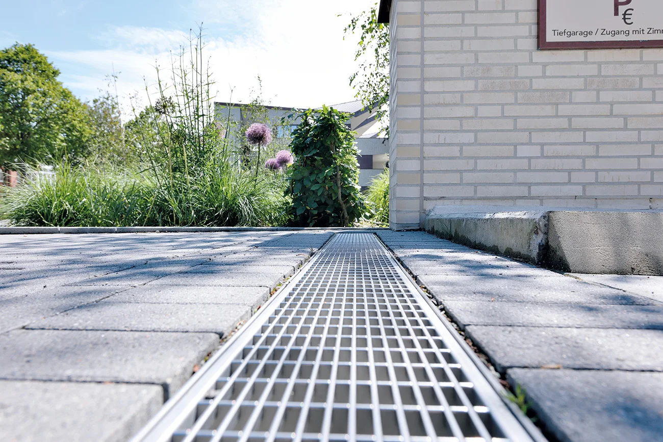 Hoe afwatering voorzien voor een voordeur, oprit, terras of tuin? Water is kostbaar. Wat gebeurt er met overtollig regenwater rondom je woning en in je tuin?