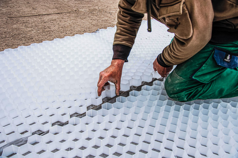 Zorg ervoor dat je de geotextielen elkaar overlappen aan de rand van de matten om te voorkomen dat er onkruid gaat groeien.