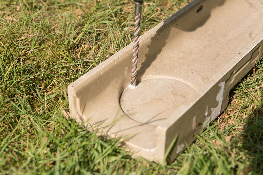 Les caniveaux sont pré-percés pour le raccordement au tuyau de drainage.