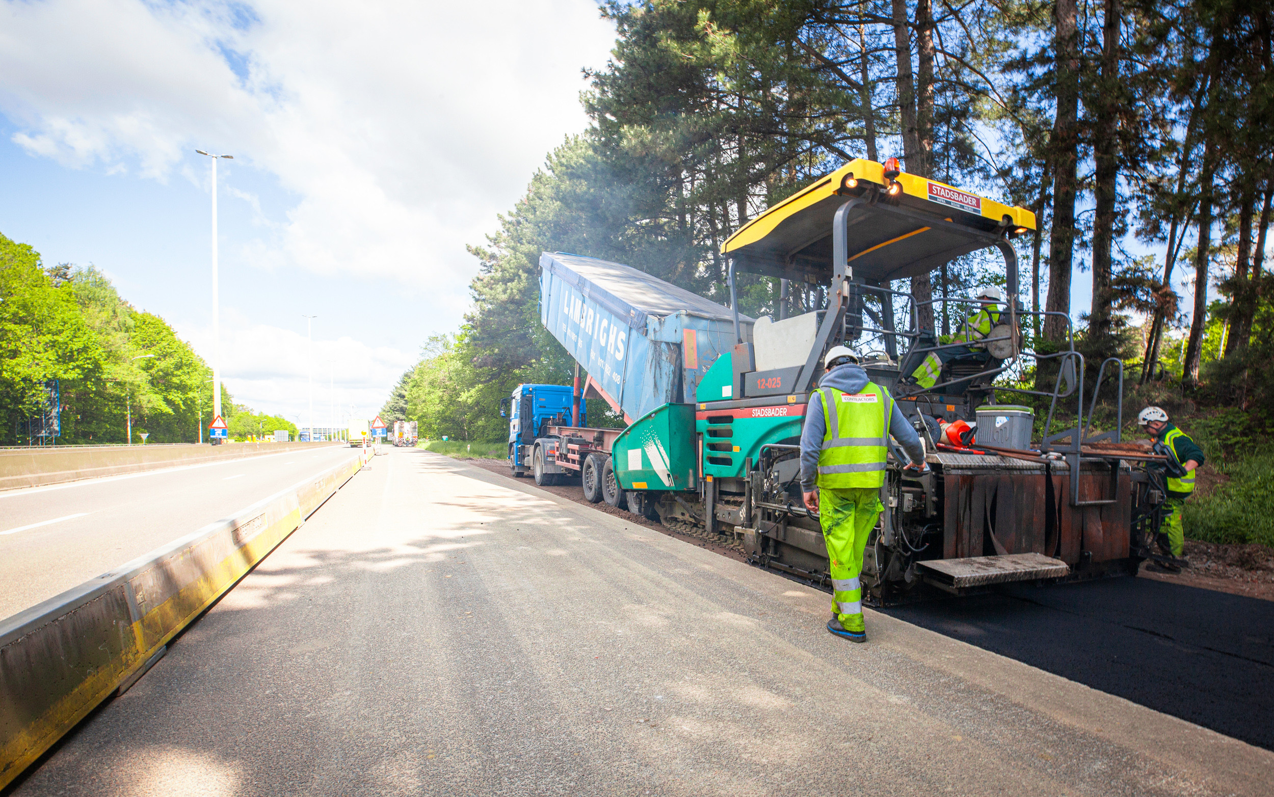 In 2023 werkte het Agentschap Wegen en Verkeer (AWV) aan spitsstroken en pechhavens aan de E313 tussen Beringen en Ham. Stadsbader Contractors voerde de werken uit en gebruikte er de PowerDrain Seal in van ACO als alternatief voor de typische betonnen sleufgoten.
