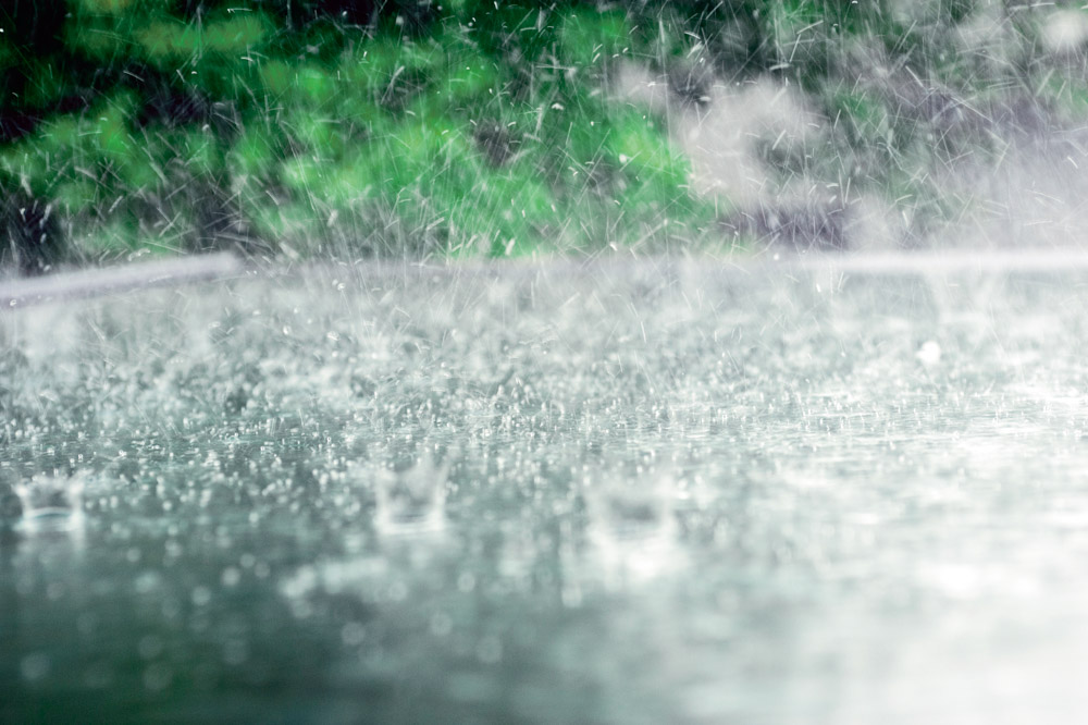 Regenwater valt op terras