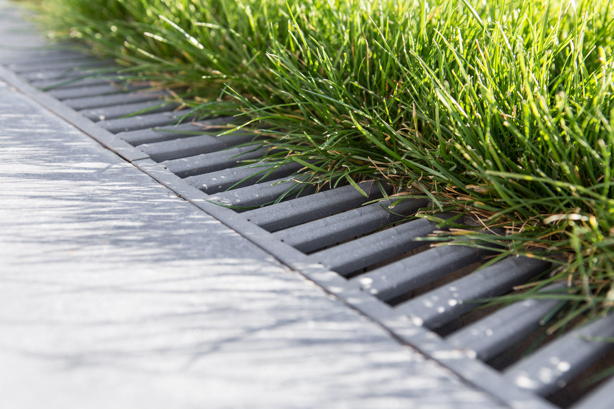 Comment poser un caniveau à grille dans votre jardin, votre allée ou sur votre terrasse ?