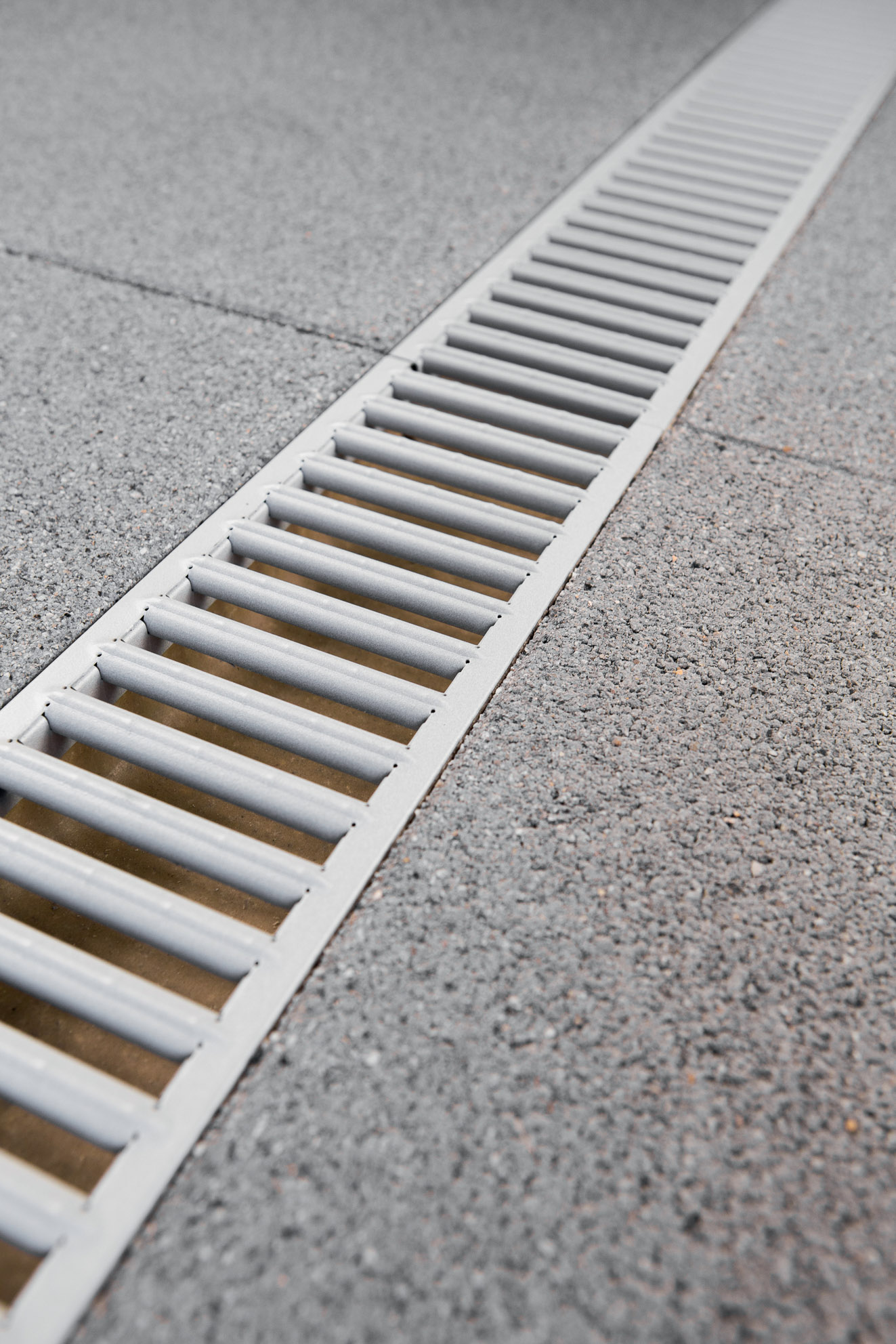 Caniveau de drainage ACO Euroline Natural Grey avec un grille revêtue d'un coating en poudre gris claire