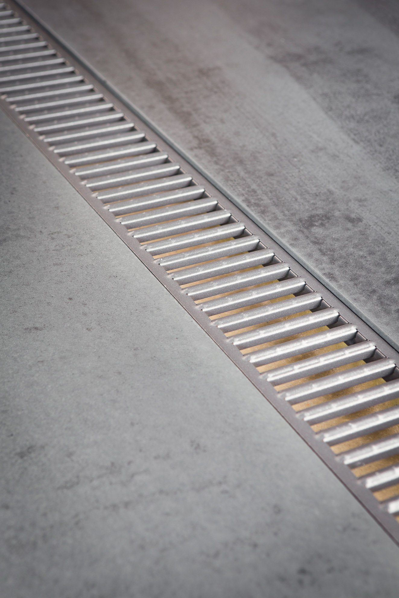 Caniveau de drainage ACO Euroline Shadow Grey avec un grille revêtue d'un coating en poudre gris foncé