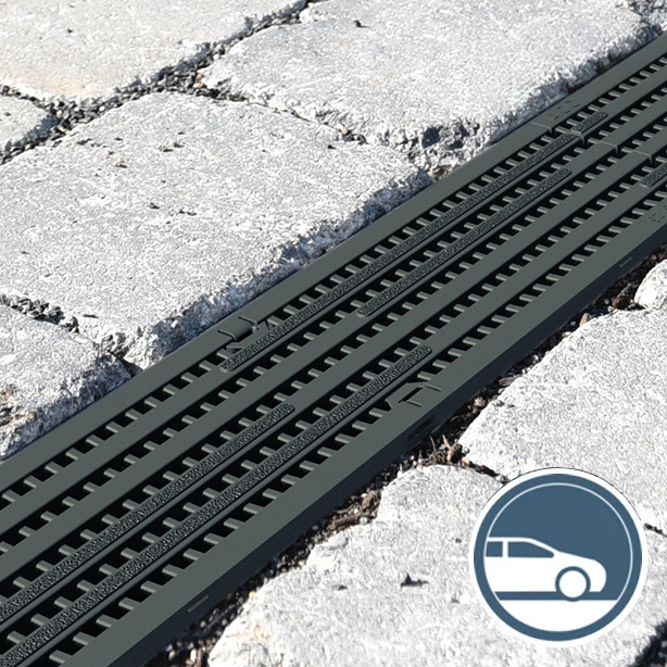 Un caniveau moderne en matière synthétique noire pour votre allée