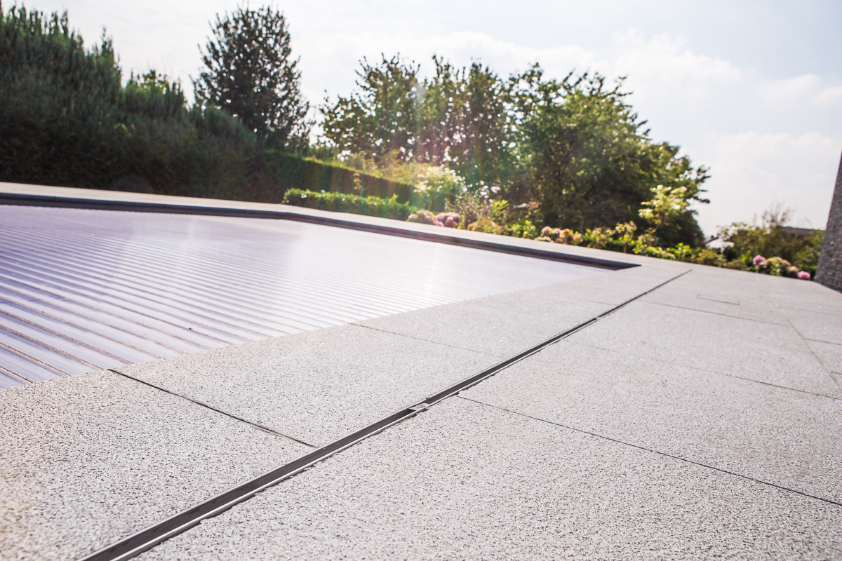 Euroline Discreet Inox slanke afwatering naast zwembad