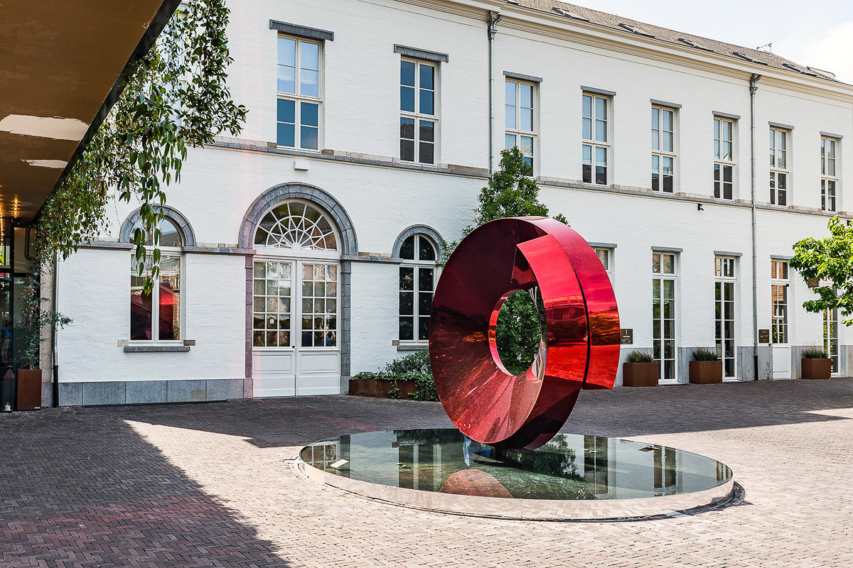 Blikvanger op het inkomplein van Botanic Sanctuary Antwerp