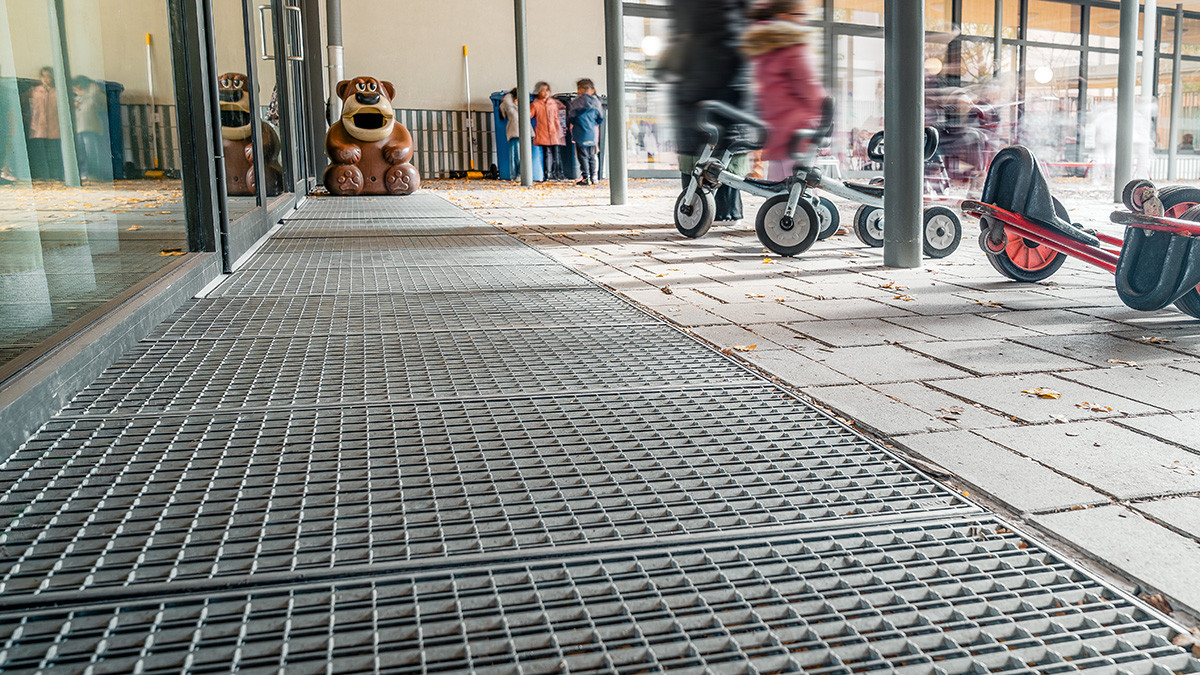 Une solution innovante pour garder les sols des écoles propres