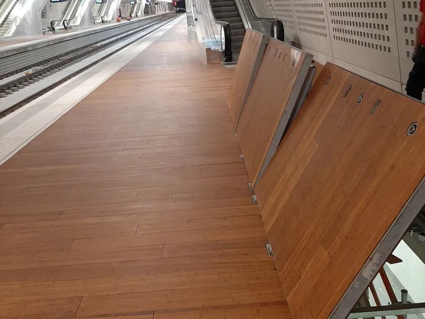[Translate to Français:] ACO Servokat deksels gevuld met bambie in treinstation
