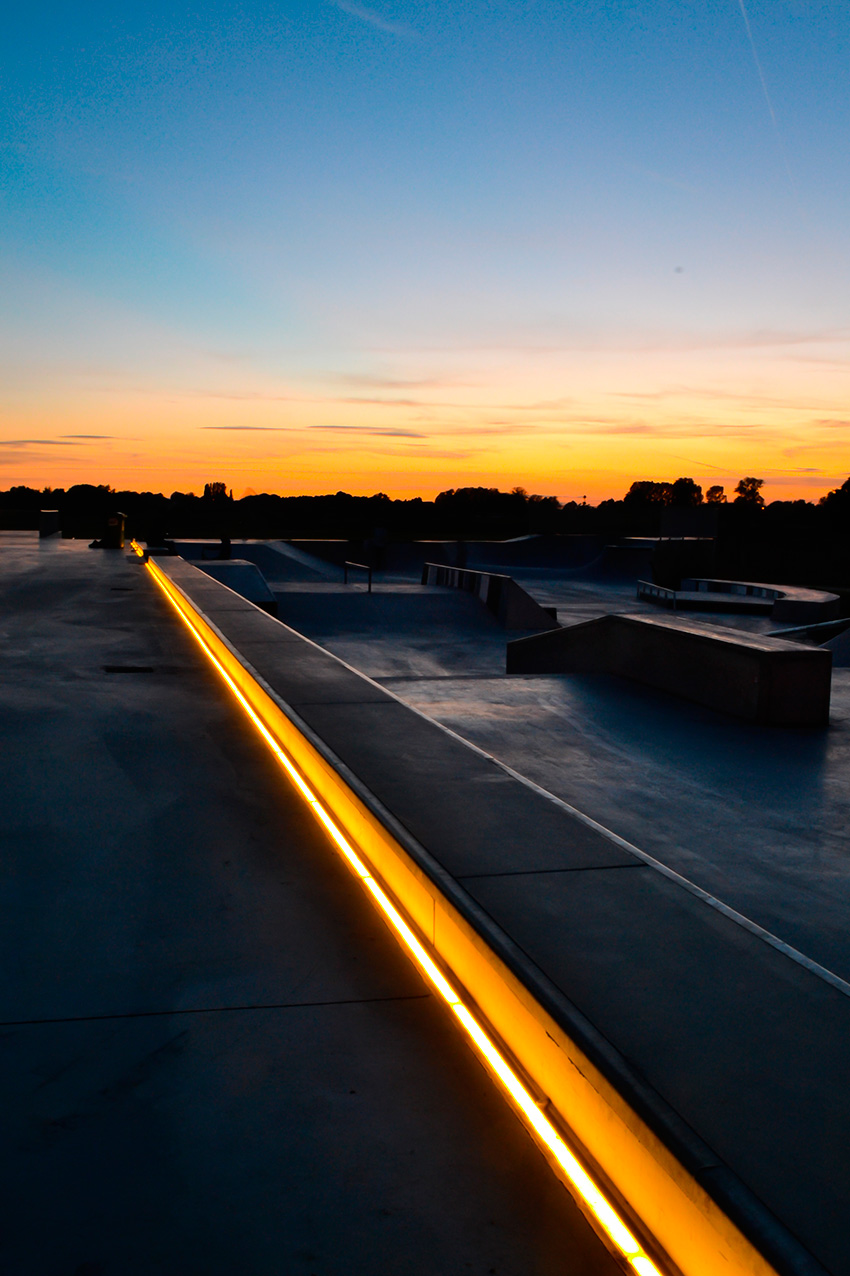 Caniveaux de drainage avec éclairage par LED pour la piste de skateboard de Zwevezele