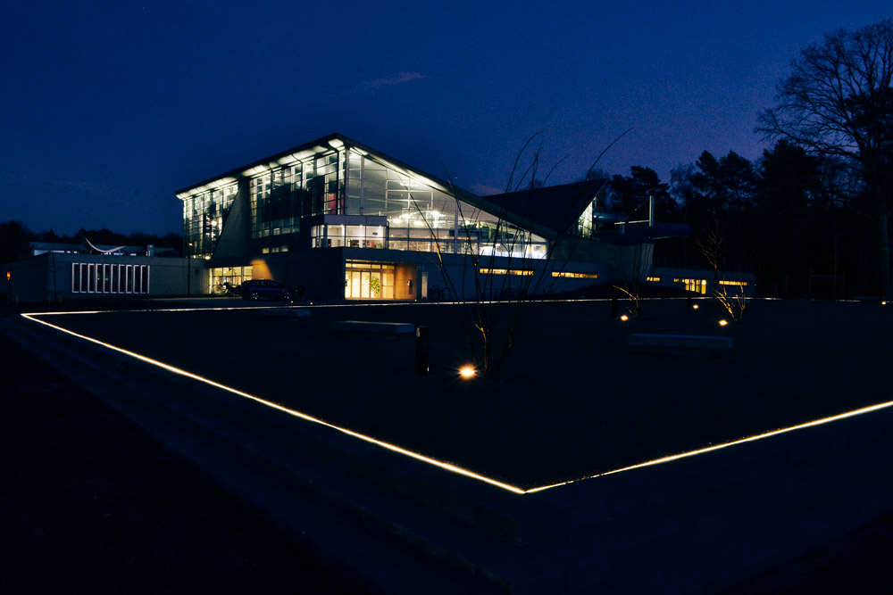 Les caniveaux de drainage du complexe sportif SportInGenk avec éclairage LED
