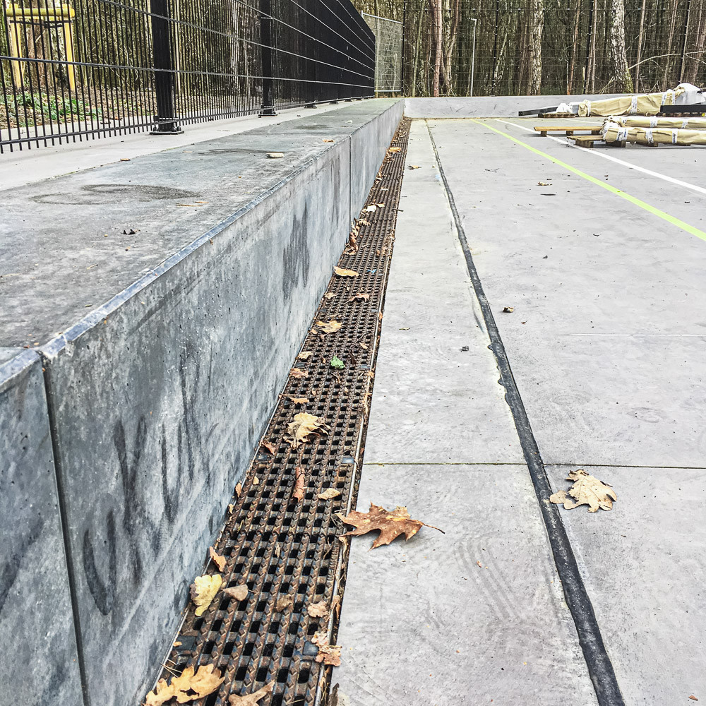 Les caniveaux de drainage du complexe sportif SportInGenk avec éclairage LED